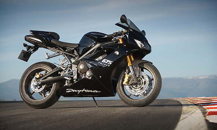 Read BikeSocial's review & buying guide of the Triumph Daytona 675 (2006-2012: the pros, cons, specs and more so you have the information you need.